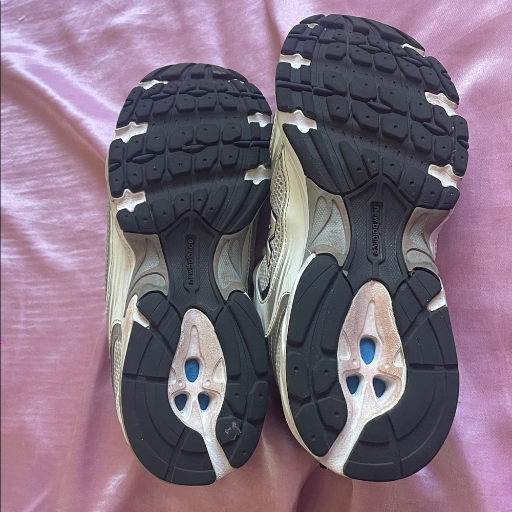 New Balance Sneakers 🤍 - Picture 2 of 2
